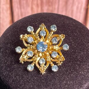 Vintage Starburst Aqua Blue Crystal Stones Winter Flower Snowflake Brooch
